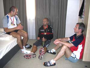 Ein Glas Sekt beim Erfahrungsaustausch